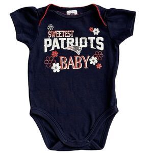 NFL Team Apparel Baby Infant Girls Short Sleeve Patriots Bodysuit. 0-3 Months.